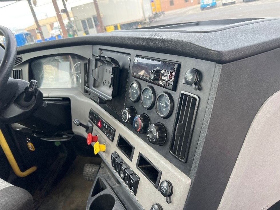 Day Cab Tractor-Heavy Duty Tractors-Freightliner-2020-T12664ST-Flower Mound-TX-674,365\n\t\tmiles-$ 28,500 - Image 14