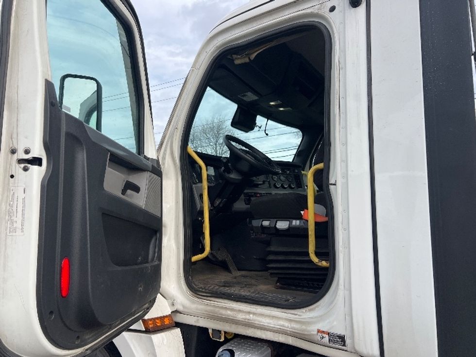Day Cab Tractor-Heavy Duty Tractors-Freightliner-2020-T12664ST-Flower Mound-TX-674,365\n\t\tmiles-$ 28,500 - Image 9