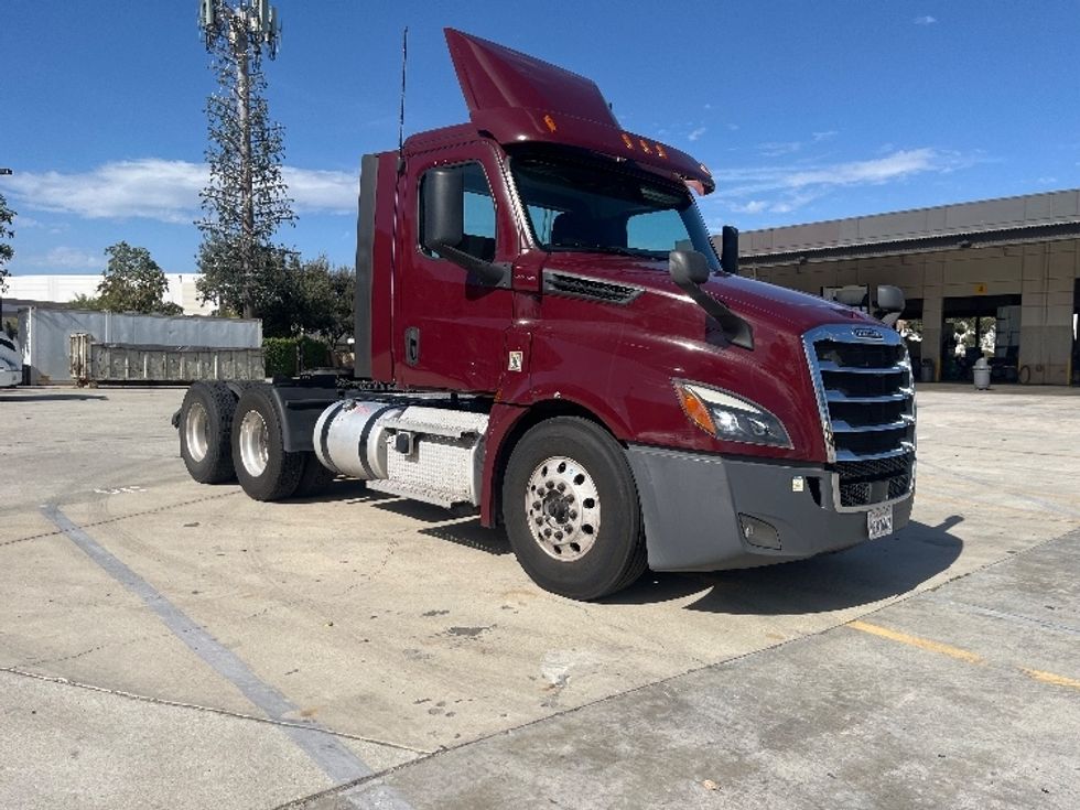 Day Cab Tractor-Heavy Duty Tractors-Freightliner-2020-T12664ST-Fontana-CA-181,376\n\t\tmiles-$ 66,500 - Image 1