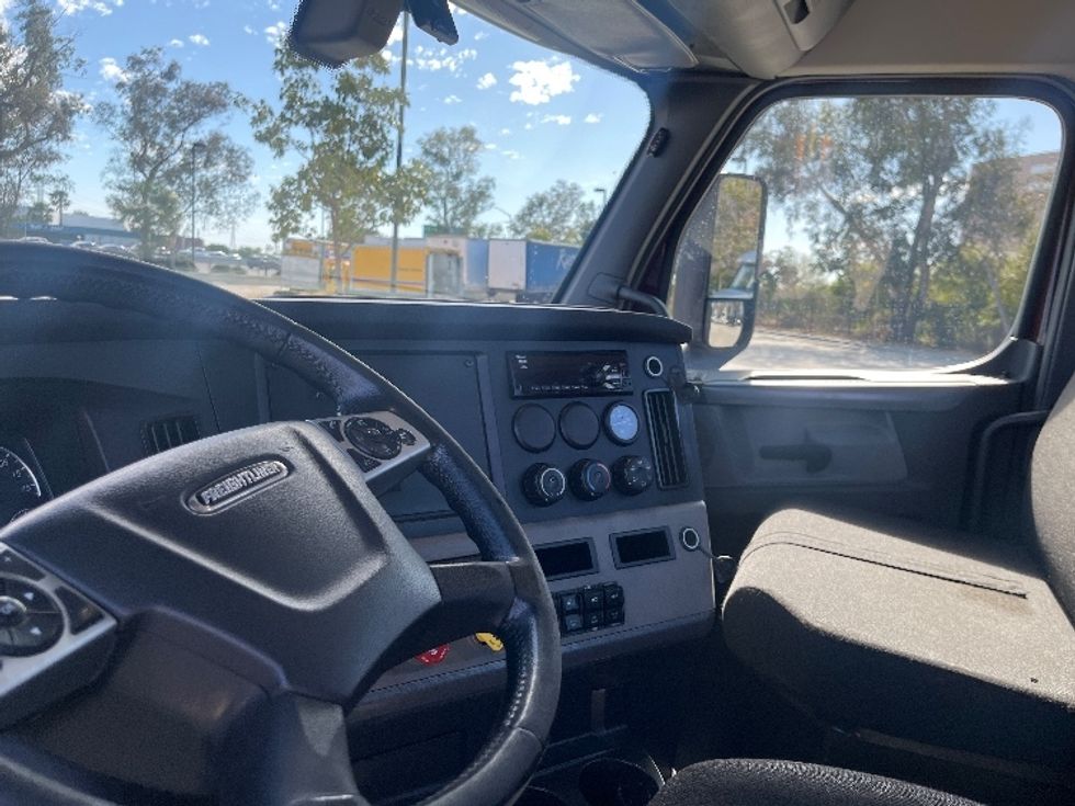 Day Cab Tractor-Heavy Duty Tractors-Freightliner-2020-T12664ST-Fontana-CA-181,376\n\t\tmiles-$ 66,500 - Image 10