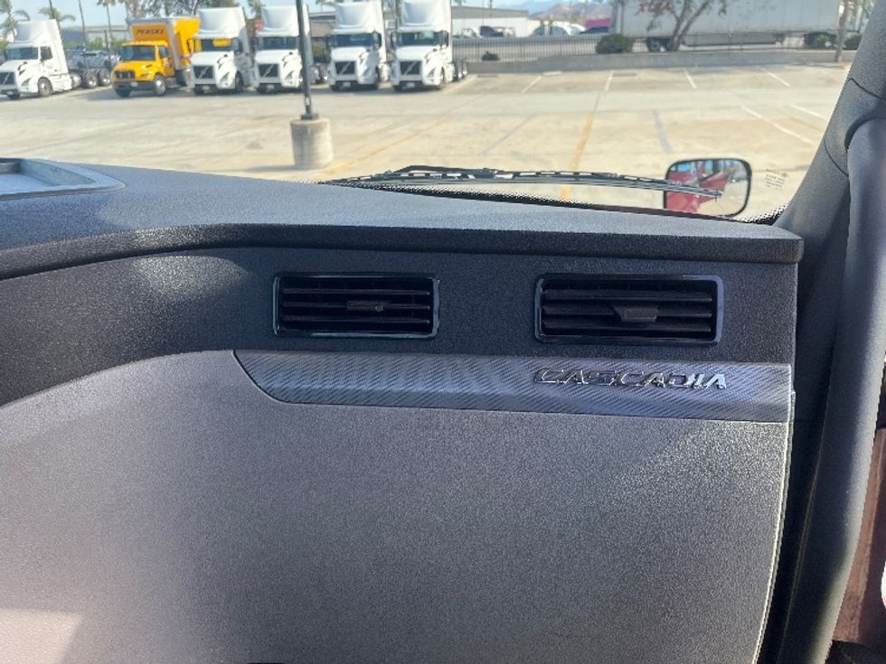 Day Cab Tractor-Heavy Duty Tractors-Freightliner-2020-T12664ST-Fontana-CA-181,376\n\t\tmiles-$ 66,500 - Image 13