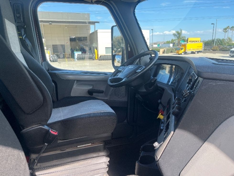 Day Cab Tractor-Heavy Duty Tractors-Freightliner-2020-T12664ST-Fontana-CA-181,376\n\t\tmiles-$ 66,500 - Image 14