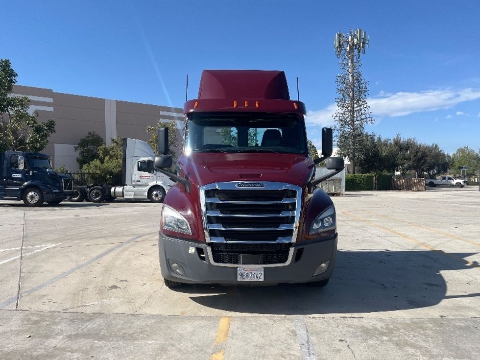 Day Cab Tractor-Heavy Duty Tractors-Freightliner-2020-T12664ST-Fontana-CA-181,376\n\t\tmiles-$ 66,500 - Image 2