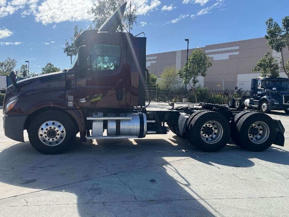 Day Cab Tractor-Heavy Duty Tractors-Freightliner-2020-T12664ST-Fontana-CA-181,376\n\t\tmiles-$ 66,500 - Image 4
