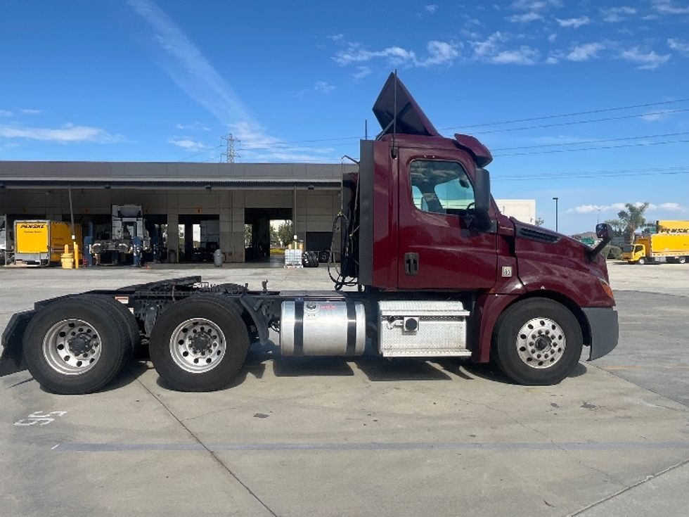 Day Cab Tractor-Heavy Duty Tractors-Freightliner-2020-T12664ST-Fontana-CA-181,376\n\t\tmiles-$ 66,500 - Image 8