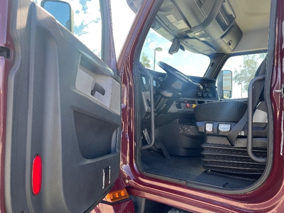 Day Cab Tractor-Heavy Duty Tractors-Freightliner-2020-T12664ST-Fontana-CA-181,376\n\t\tmiles-$ 66,500 - Image 9