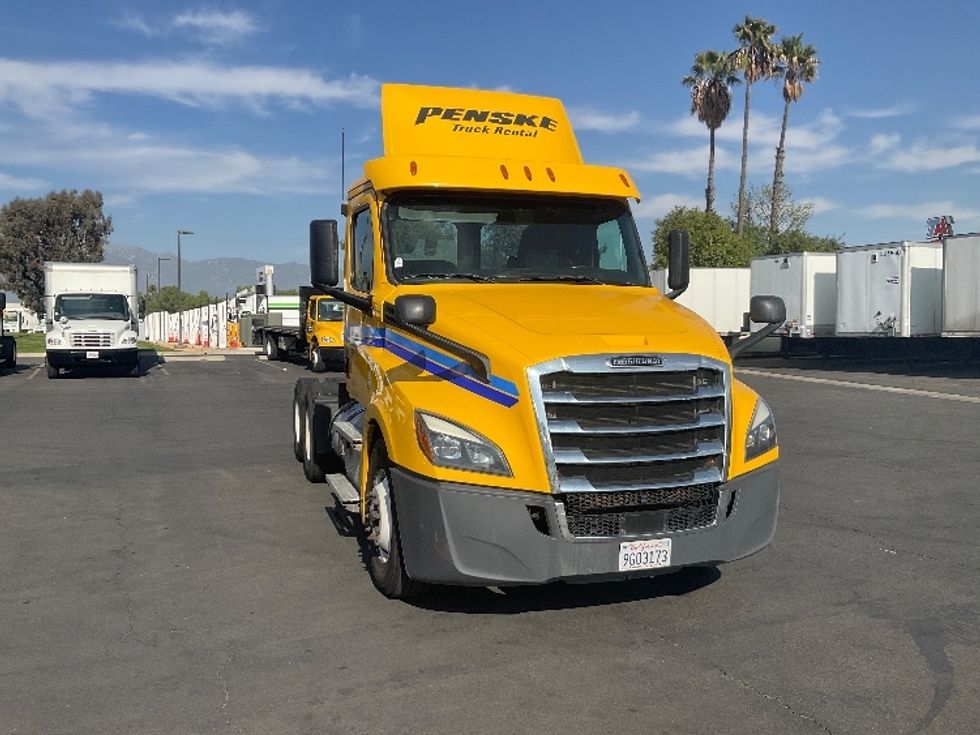 Day Cab Tractor-Heavy Duty Tractors-Freightliner-2020-T12664ST-Fontana-CA-205,391\n\t\tmiles-$ 77,000 - Image 1