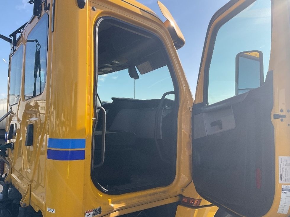 Day Cab Tractor-Heavy Duty Tractors-Freightliner-2020-T12664ST-Fontana-CA-205,391\n\t\tmiles-$ 77,000 - Image 12