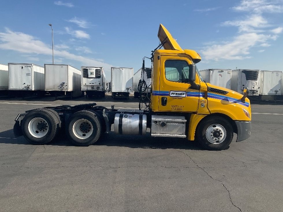 Day Cab Tractor-Heavy Duty Tractors-Freightliner-2020-T12664ST-Fontana-CA-205,391\n\t\tmiles-$ 77,000 - Image 8