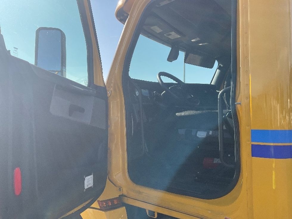Day Cab Tractor-Heavy Duty Tractors-Freightliner-2020-T12664ST-Fontana-CA-205,391\n\t\tmiles-$ 77,000 - Image 9