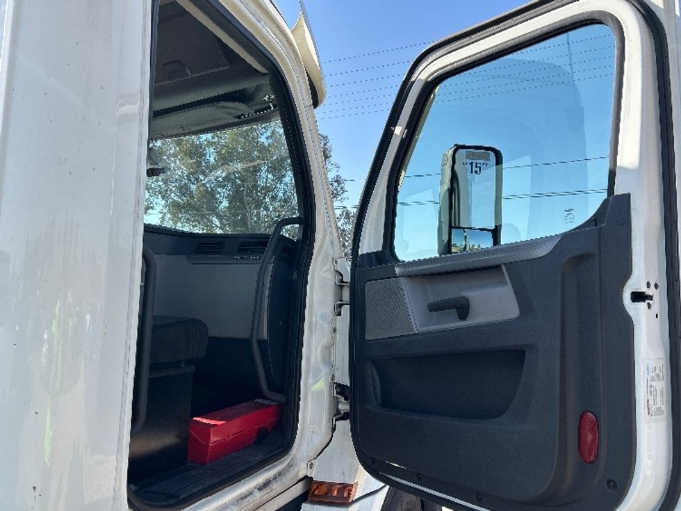 Day Cab Tractor-Heavy Duty Tractors-Freightliner-2020-T12664ST-Fontana-CA-237,259\n\t\tmiles-$ 61,750 - Image 12