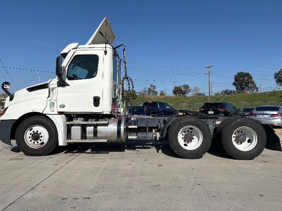 Day Cab Tractor-Heavy Duty Tractors-Freightliner-2020-T12664ST-Fontana-CA-237,259\n\t\tmiles-$ 61,750 - Image 4