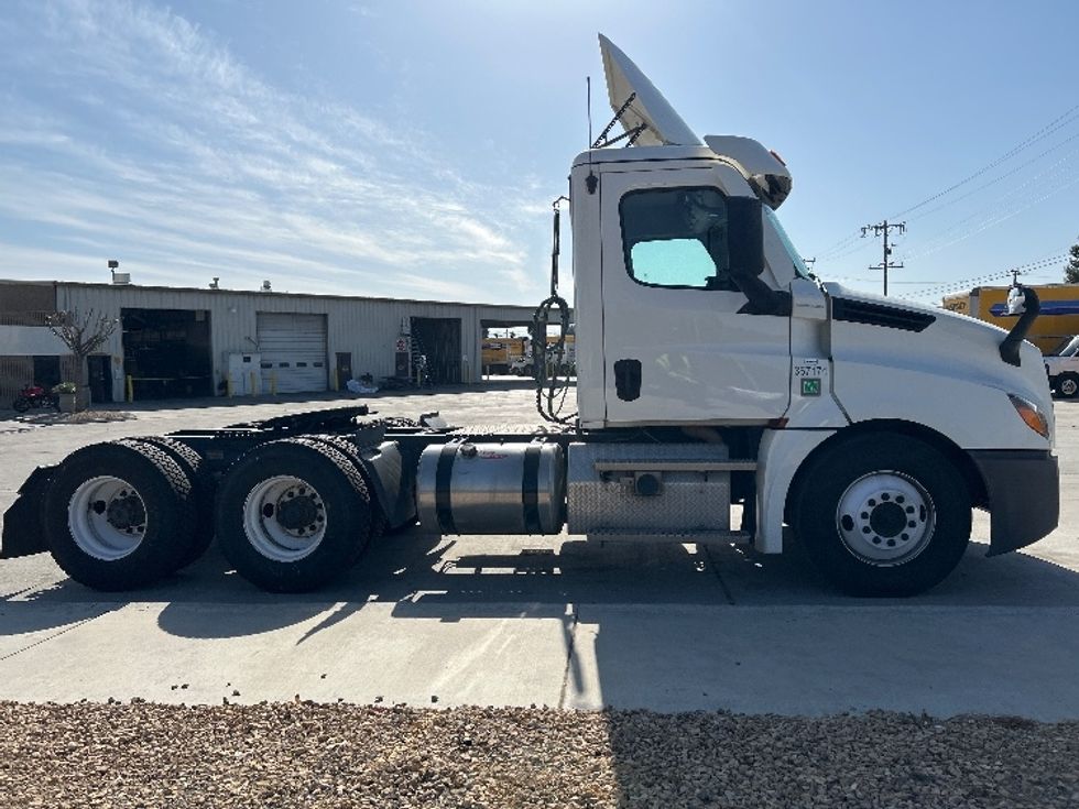 Day Cab Tractor-Heavy Duty Tractors-Freightliner-2020-T12664ST-Fontana-CA-237,259\n\t\tmiles-$ 61,750 - Image 8