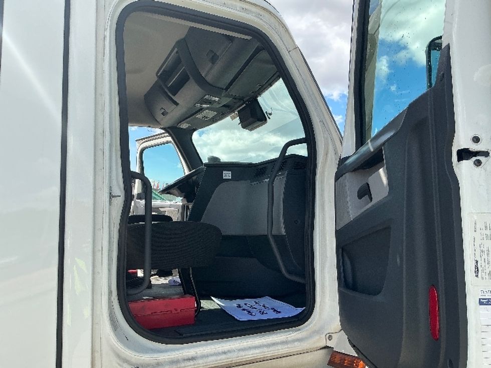 Day Cab Tractor-Heavy Duty Tractors-Freightliner-2020-T12664ST-Fontana-CA-239,605\n\t\tmiles-$ 61,000 - Image 12