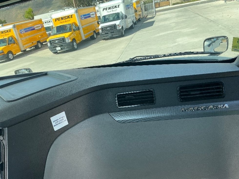 Day Cab Tractor-Heavy Duty Tractors-Freightliner-2020-T12664ST-Fontana-CA-239,605\n\t\tmiles-$ 61,000 - Image 13