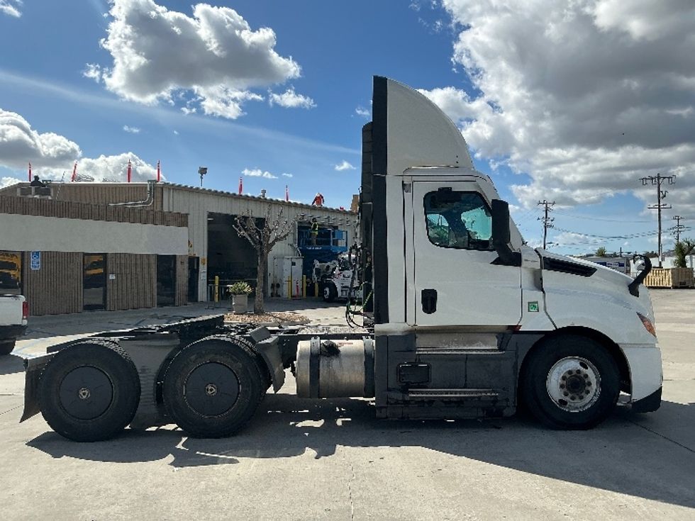 Day Cab Tractor-Heavy Duty Tractors-Freightliner-2020-T12664ST-Fontana-CA-239,605\n\t\tmiles-$ 61,000 - Image 8