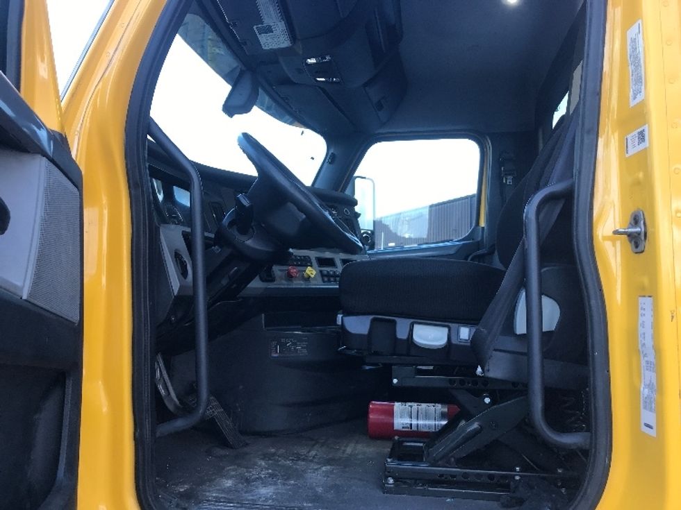 Day Cab Tractor-Heavy Duty Tractors-Freightliner-2020-T12664ST-Fontana-CA-267,646\n\t\tmiles-$ 64,250 - Image 9