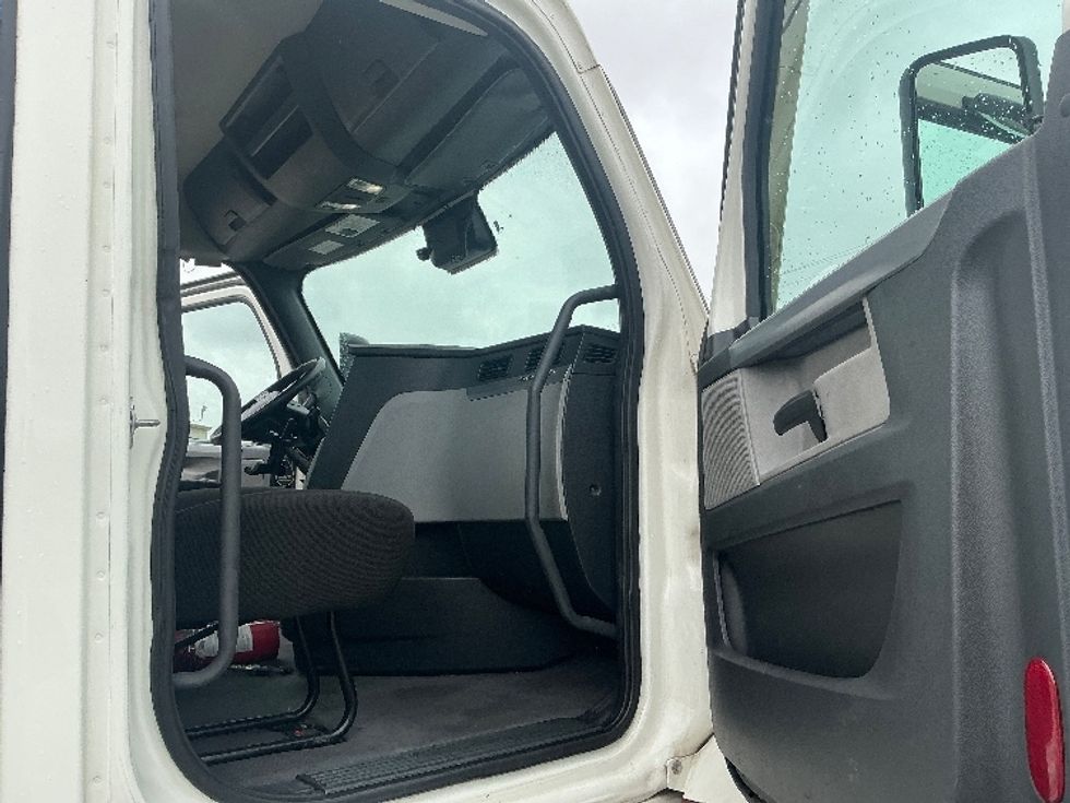 Day Cab Tractor-Heavy Duty Tractors-Freightliner-2020-T12664ST-Fontana-CA-269,073\n\t\tmiles-$ 59,250 - Image 12