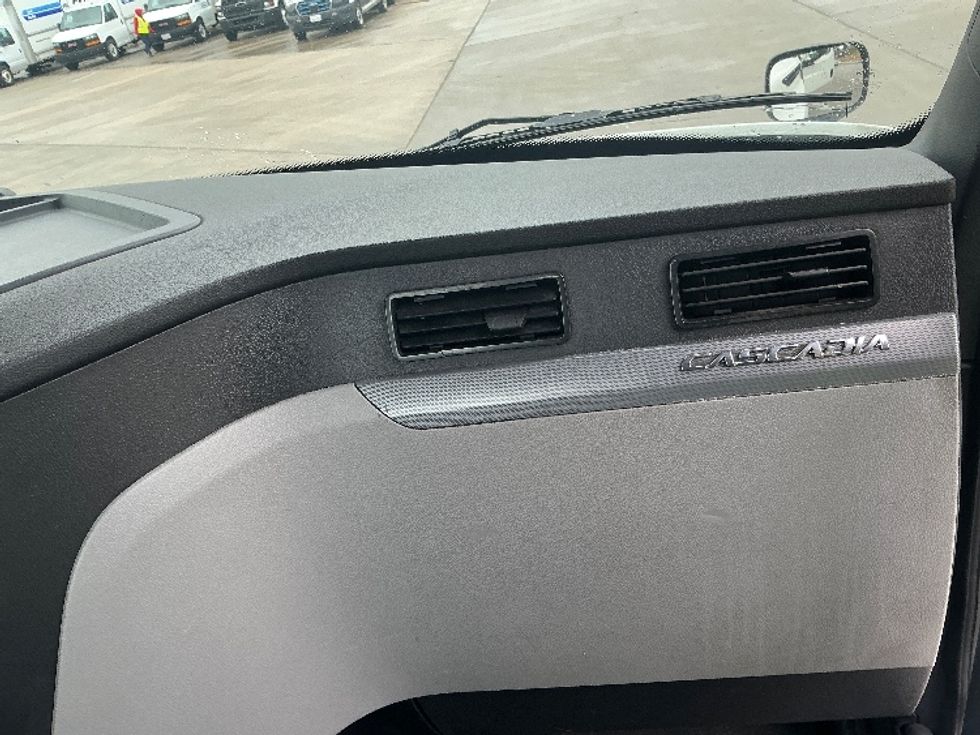 Day Cab Tractor-Heavy Duty Tractors-Freightliner-2020-T12664ST-Fontana-CA-269,073\n\t\tmiles-$ 59,250 - Image 13