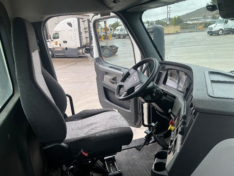 Day Cab Tractor-Heavy Duty Tractors-Freightliner-2020-T12664ST-Fontana-CA-269,073\n\t\tmiles-$ 59,250 - Image 14