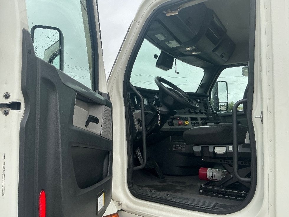 Day Cab Tractor-Heavy Duty Tractors-Freightliner-2020-T12664ST-Fontana-CA-269,073\n\t\tmiles-$ 59,250 - Image 9