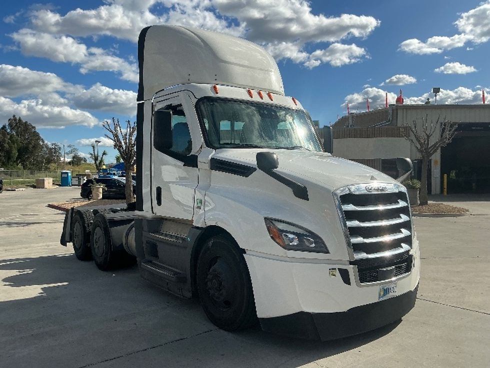 Day Cab Tractor-Heavy Duty Tractors-Freightliner-2020-T12664ST-Fontana-CA-269,665\n\t\tmiles-$ 59,250 - Image 1