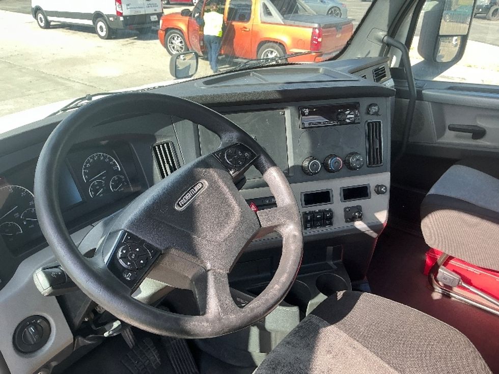 Day Cab Tractor-Heavy Duty Tractors-Freightliner-2020-T12664ST-Fontana-CA-269,665\n\t\tmiles-$ 59,250 - Image 10