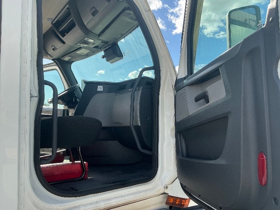 Day Cab Tractor-Heavy Duty Tractors-Freightliner-2020-T12664ST-Fontana-CA-269,665\n\t\tmiles-$ 59,250 - Image 12