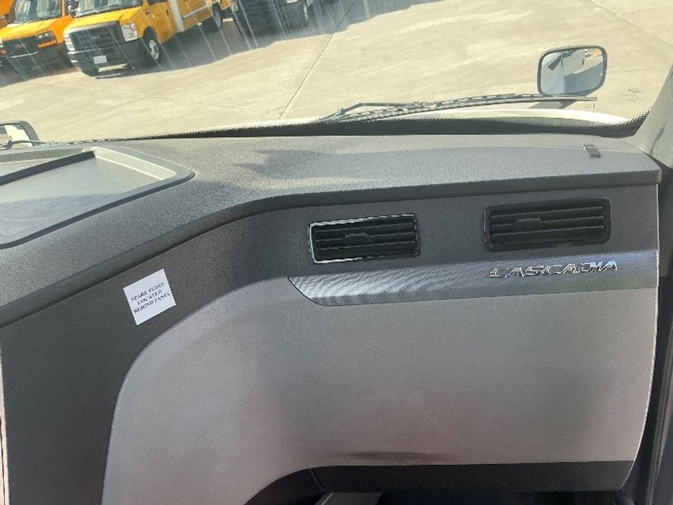 Day Cab Tractor-Heavy Duty Tractors-Freightliner-2020-T12664ST-Fontana-CA-269,665\n\t\tmiles-$ 59,250 - Image 13