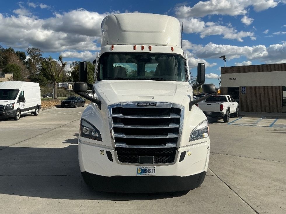 Day Cab Tractor-Heavy Duty Tractors-Freightliner-2020-T12664ST-Fontana-CA-269,665\n\t\tmiles-$ 59,250 - Image 2