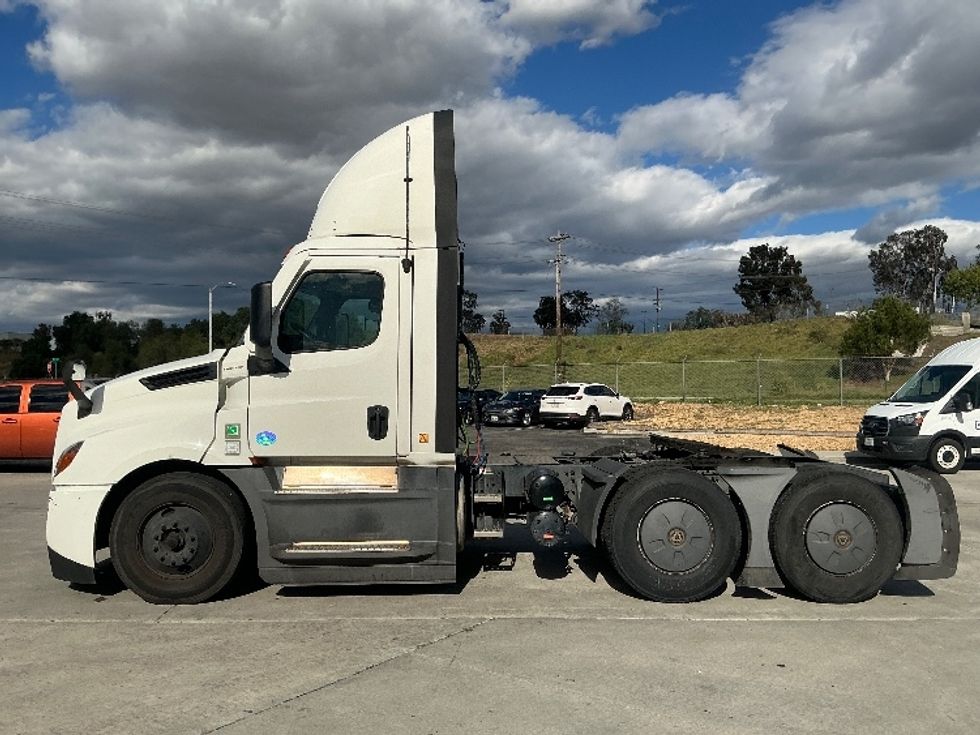 Day Cab Tractor-Heavy Duty Tractors-Freightliner-2020-T12664ST-Fontana-CA-269,665\n\t\tmiles-$ 59,250 - Image 4