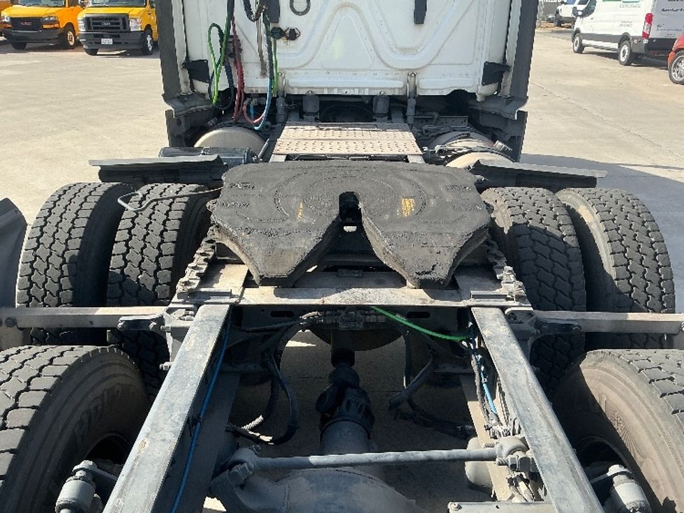 Day Cab Tractor-Heavy Duty Tractors-Freightliner-2020-T12664ST-Fontana-CA-269,665\n\t\tmiles-$ 59,250 - Image 6