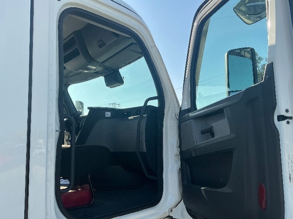 Day Cab Tractor-Heavy Duty Tractors-Freightliner-2020-T12664ST-Fontana-CA-280,061\n\t\tmiles-$ 58,000 - Image 12