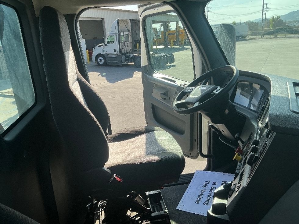 Day Cab Tractor-Heavy Duty Tractors-Freightliner-2020-T12664ST-Fontana-CA-280,061\n\t\tmiles-$ 58,000 - Image 14