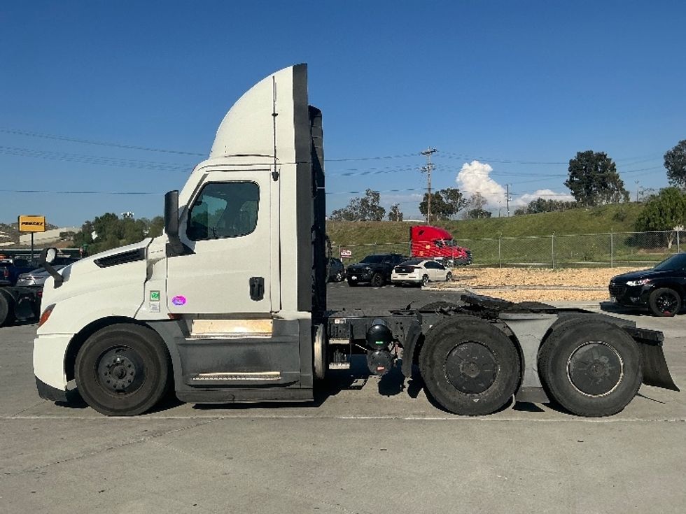 Day Cab Tractor-Heavy Duty Tractors-Freightliner-2020-T12664ST-Fontana-CA-280,061\n\t\tmiles-$ 58,000 - Image 4