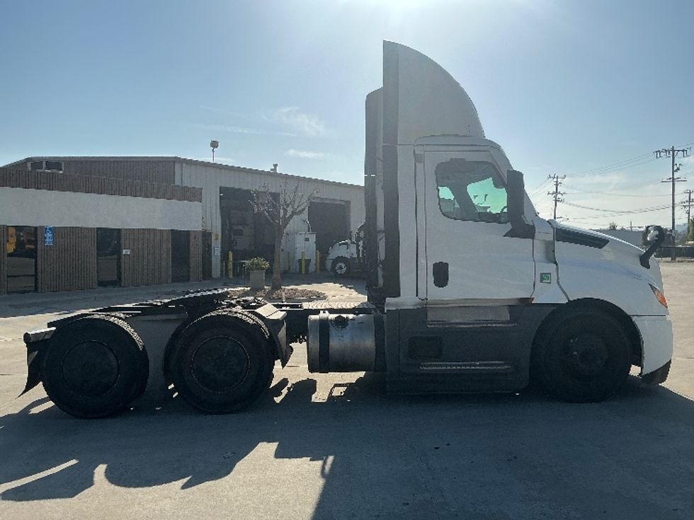 Day Cab Tractor-Heavy Duty Tractors-Freightliner-2020-T12664ST-Fontana-CA-280,061\n\t\tmiles-$ 58,000 - Image 8