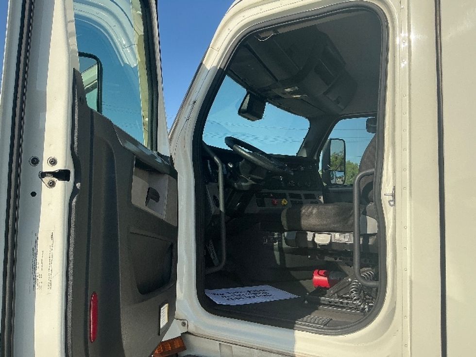 Day Cab Tractor-Heavy Duty Tractors-Freightliner-2020-T12664ST-Fontana-CA-280,061\n\t\tmiles-$ 58,000 - Image 9