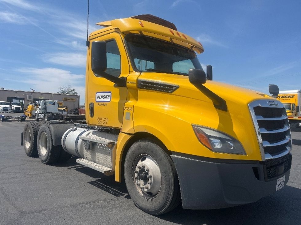 Day Cab Tractor-Heavy Duty Tractors-Freightliner-2020-T12664ST-Fontana-CA-300,585\n\t\tmiles-$ 56,500 - Image 1