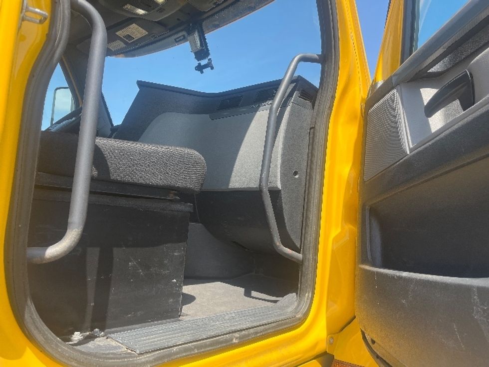 Day Cab Tractor-Heavy Duty Tractors-Freightliner-2020-T12664ST-Fontana-CA-300,585\n\t\tmiles-$ 56,500 - Image 11