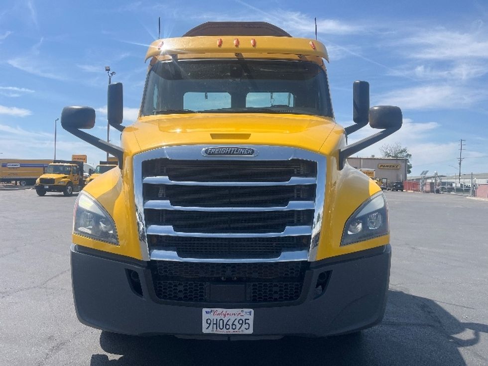 Day Cab Tractor-Heavy Duty Tractors-Freightliner-2020-T12664ST-Fontana-CA-300,585\n\t\tmiles-$ 56,500 - Image 2