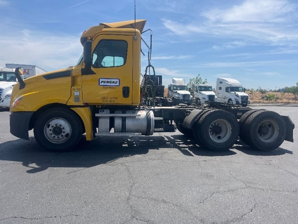 Day Cab Tractor-Heavy Duty Tractors-Freightliner-2020-T12664ST-Fontana-CA-300,585\n\t\tmiles-$ 56,500 - Image 4