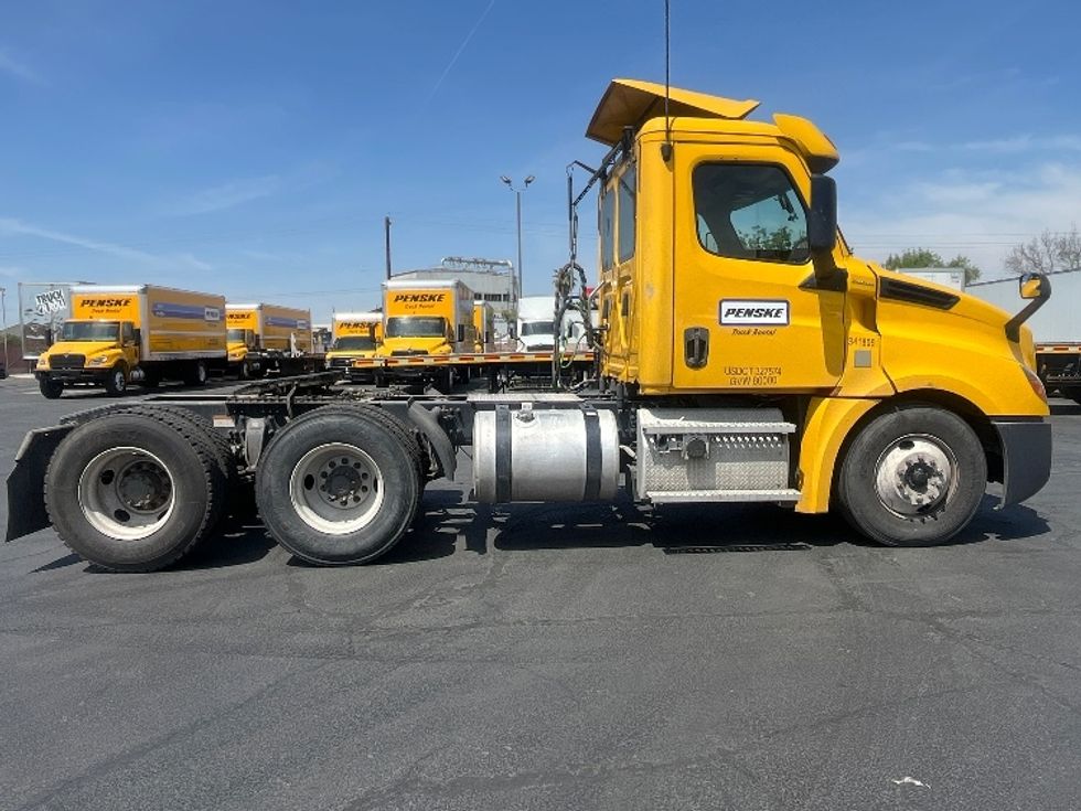 Day Cab Tractor-Heavy Duty Tractors-Freightliner-2020-T12664ST-Fontana-CA-300,585\n\t\tmiles-$ 56,500 - Image 8