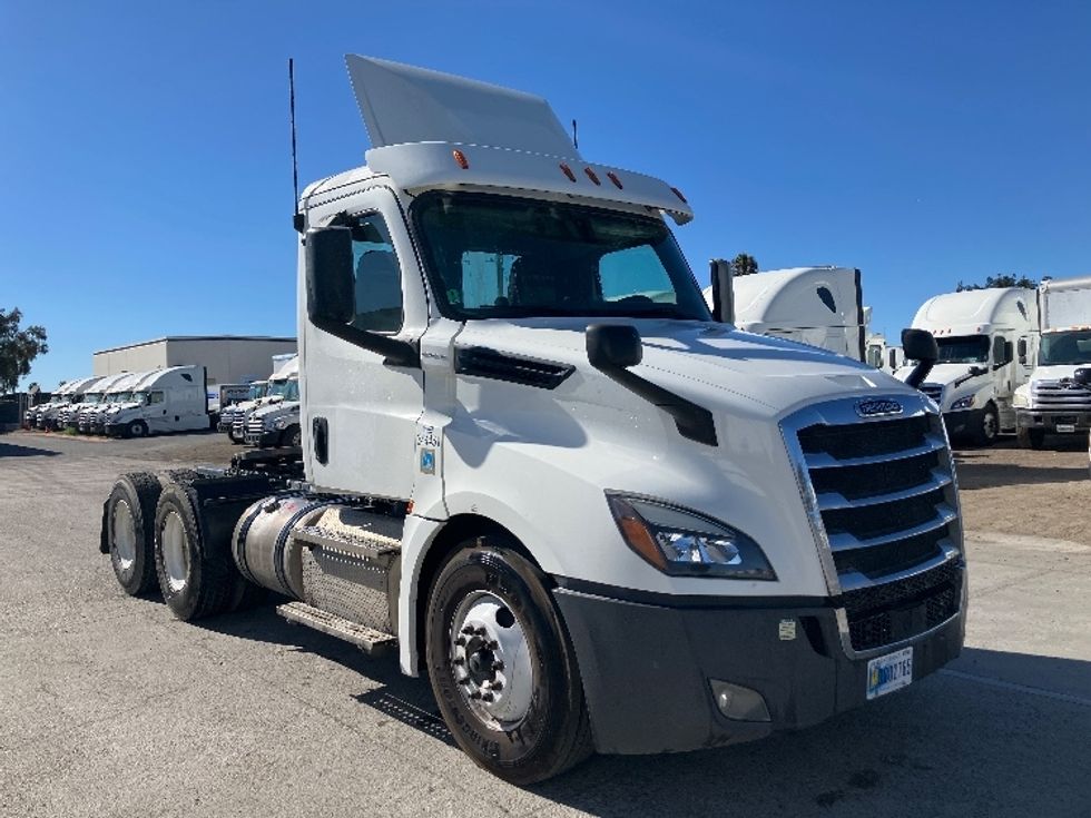 Day Cab Tractor-Heavy Duty Tractors-Freightliner-2020-T12664ST-Fontana-CA-312,600\n\t\tmiles-$ 61,250 - Image 1