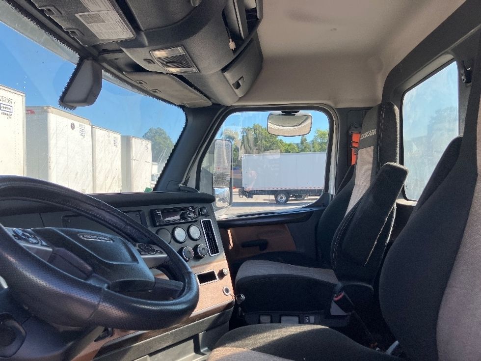 Day Cab Tractor-Heavy Duty Tractors-Freightliner-2020-T12664ST-Fontana-CA-312,600\n\t\tmiles-$ 61,250 - Image 10