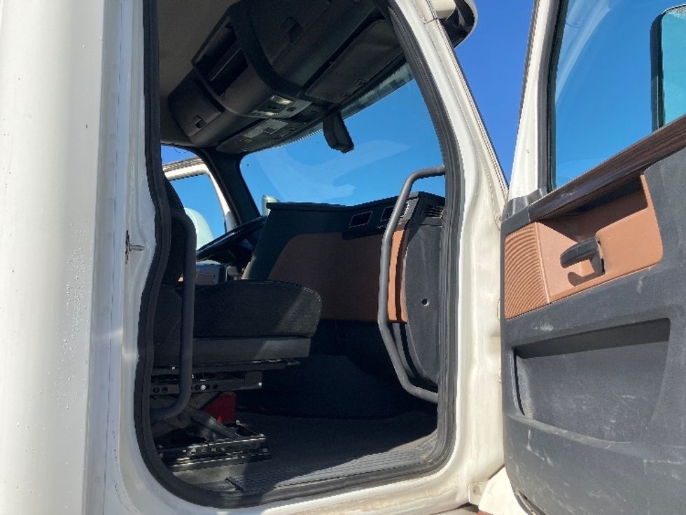 Day Cab Tractor-Heavy Duty Tractors-Freightliner-2020-T12664ST-Fontana-CA-312,600\n\t\tmiles-$ 61,250 - Image 12