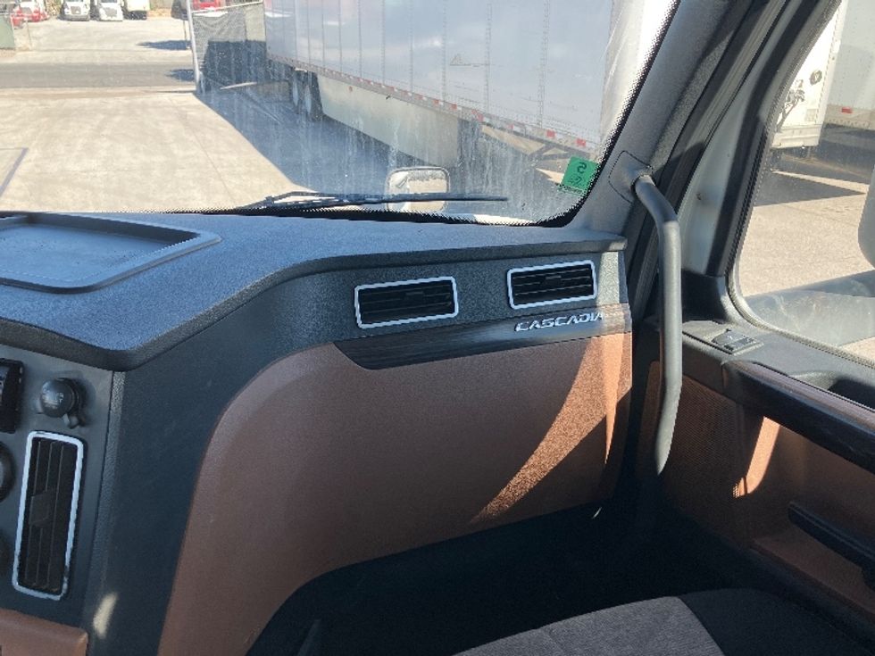 Day Cab Tractor-Heavy Duty Tractors-Freightliner-2020-T12664ST-Fontana-CA-312,600\n\t\tmiles-$ 61,250 - Image 13