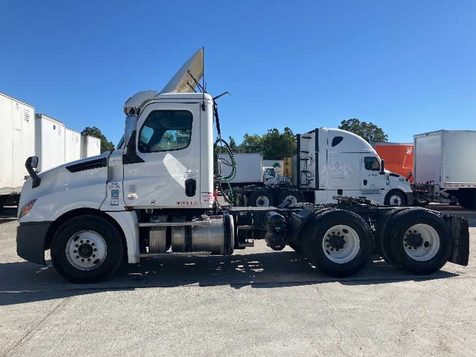 Day Cab Tractor-Heavy Duty Tractors-Freightliner-2020-T12664ST-Fontana-CA-312,600\n\t\tmiles-$ 61,250 - Image 4