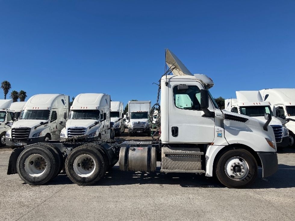 Day Cab Tractor-Heavy Duty Tractors-Freightliner-2020-T12664ST-Fontana-CA-312,600\n\t\tmiles-$ 61,250 - Image 8