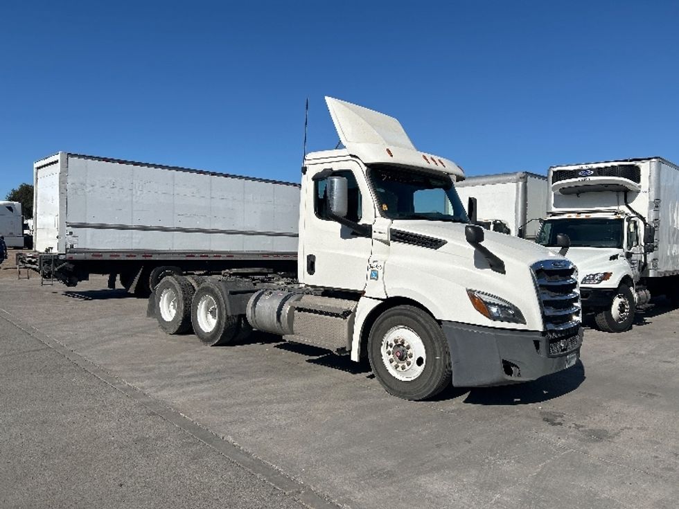 Day Cab Tractor-Heavy Duty Tractors-Freightliner-2020-T12664ST-Fontana-CA-314,463\n\t\tmiles-$ 61,000 - Image 1