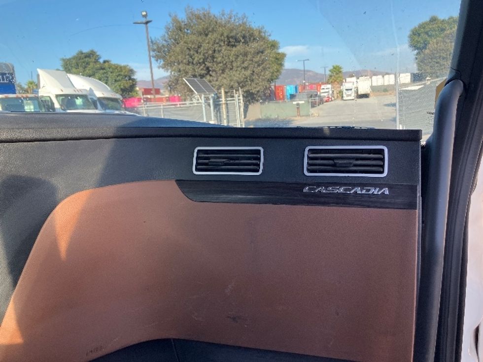 Day Cab Tractor-Heavy Duty Tractors-Freightliner-2020-T12664ST-Fontana-CA-314,463\n\t\tmiles-$ 61,000 - Image 12